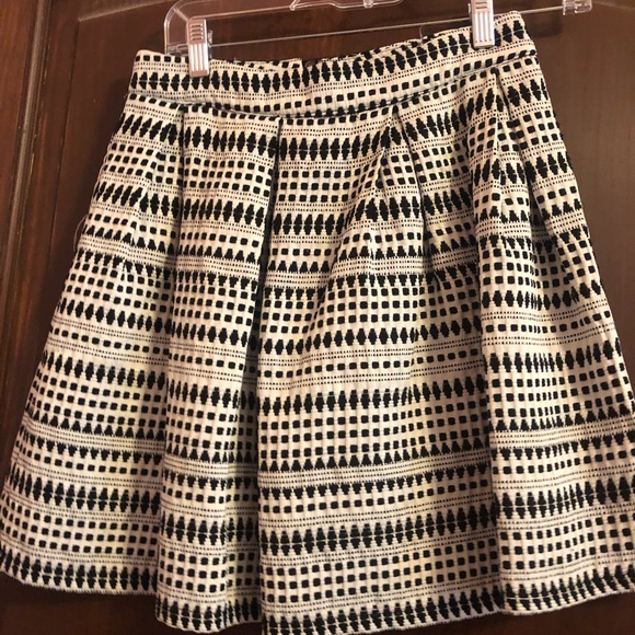 Black and white skirt - Picture 1 of 2